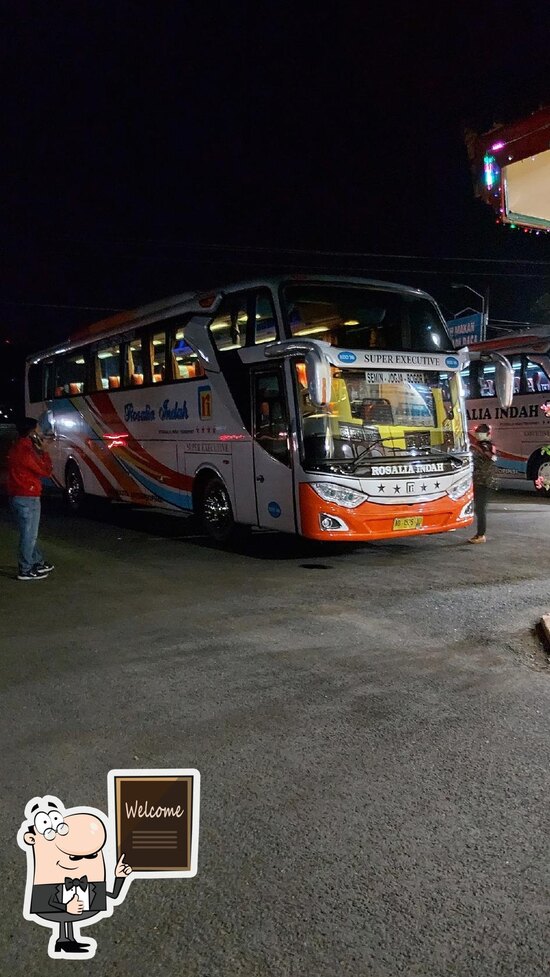 Menggigit Kenangan: Rasa Cilacap yang Menghangatkan Hati di Rosalia Indah